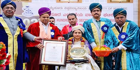 நடிகர் புனித் ராஜ்குமாருக்கு ‘கெளரவ டாக்டர் பட்டம்’: நெகிழ்ச்சியுடன் பெற்றுக்கொண்ட மனைவி