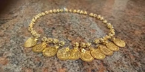 புதுக்கோட்டை: 100 நாள் வேலைத்திட்ட பெண்களின் கண்களில்பட்ட உலோகத்திலான தங்கம் போன்ற ஆபரணம்