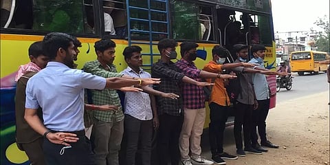 “இனிமே இப்படி செய்யமாட்டோம்”-படிக்கட்டில் பயணம்செய்த மாணவர்கள் உறுதிமொழி; காவல்துறை அதிரடி