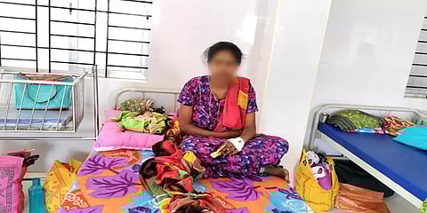 கர்ப்பிணியுடன் சென்ற ஆம்புலன்ஸ்: வழிமறித்து நின்ற காட்டு யானைகள்- அடுத்து நடந்தது என்ன?