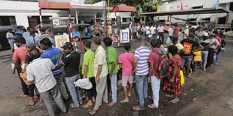 தொடரும் பெட்ரோல் தட்டுப்பாடு: ராணுவ கட்டுப்பாட்டுக்கு கீழ் இலங்கை எரிபொருள் மையங்கள்