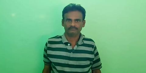 மாணவர்களை கட்டாயப்படுத்தி ஓரினச்சேர்க்கையில் ஈடுபட்ட ஆசிரியர் கைது