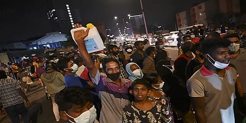 கடும் பொருளாதார சிக்கல் - இலங்கையில் அரசுக்கு எதிராக மக்கள் போராட்டம்