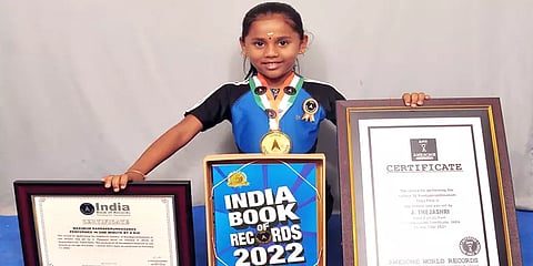 கண்டபேருண்டாசனம் செய்து உலக சாதனை படைத்த 6 வயது சிறுமி