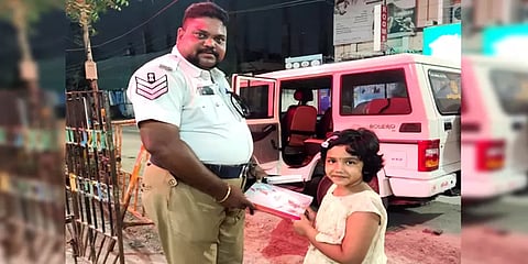 போக்குவரத்து தலைமை காவலரை பாராட்டி பரிசளித்த ஆட்சியரின் மகள்: நெகிழ்ச்சி சம்பவம்