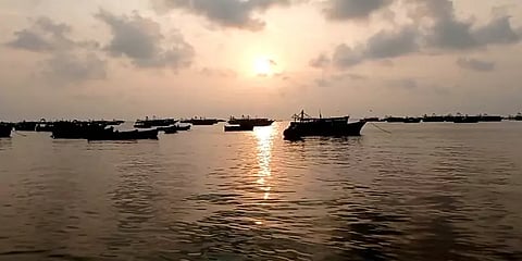 ராமேஸ்வரம்: மீண்டும் இலங்கை கடற்படை அட்டூழியம் - 16 தமிழக மீனவர்கள் கைது