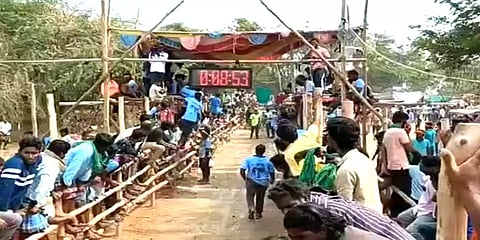 கிருஷ்ணகிரி: எருது விடும் விழாவில் சீறிப்பாய்ந்த எருதுகள்: மனம் மகிழ்ந்த பொதுமக்கள்