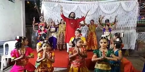 மதுரை: ஆடிக்கொண்டிருந்தபோதே நாற்காலியில் அமர்ந்து உயிரைவிட்ட நாட்டியக் கலைஞர்