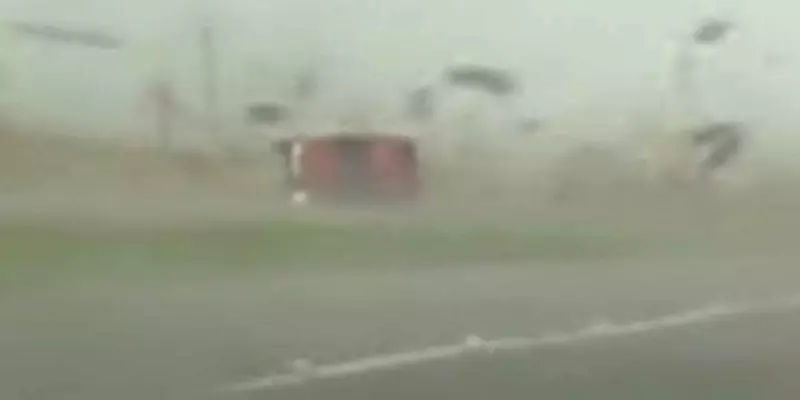 அமெரிக்கா: சூறாவளியில் சிக்கிய இளைஞரின் கார் - அதிசயமாக தப்பிய வைரல் வீடியோ