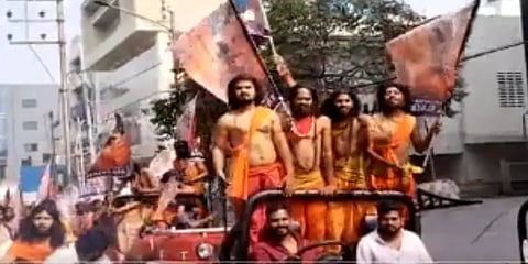 ’ஆர்ஆர்ஆர்’ வெளியீட்டையொட்டி ராமர் வேடமிட்டு ஊர்வலம் சென்ற ரசிகர்கள்