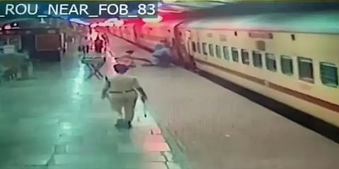 ஓடும் ரயிலில் தவறி விழுந்த பெண் பயணியை துரிதமாக செயல்பட்டு காப்பாற்றிய பெண் காவலர்!