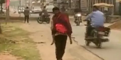 சத்தீஸ்கரில் அவலம்: இறந்த மகளின் உடலை 10 கி.மீ தொலைவிற்கு தூக்கிச் சென்ற தந்தை!