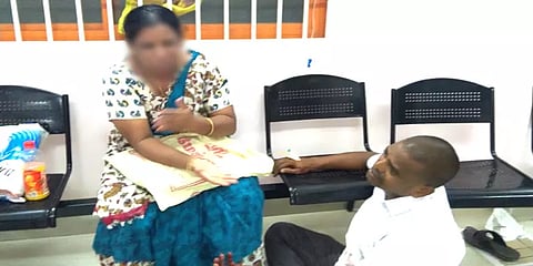 சேலம்: டெபாசிட் பணத்தை திருப்பிக் கேட்டு கையை அறுத்துக் கொண்ட நபர் - வங்கியில் பரபரப்பு