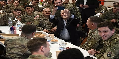 உக்ரைனின் அண்டை நாடான போலந்தில் அமெரிக்க வீரர்களை சந்தித்த பைடன்