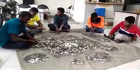 இரண்டரை லட்சத்தை சில்லறையாக கொட்டி பைக் வாங்கிய இளைஞர்.. பின்னணியில் அழகான காரணம்