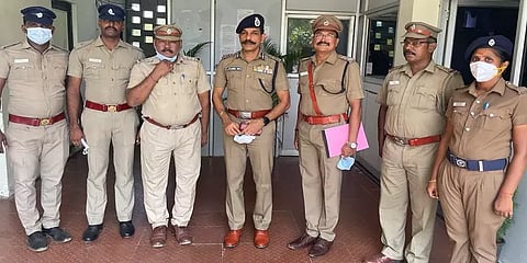 ’மக்களிடம் கனிவோடு அணுகுங்கள்’ - கானாத்தூர் காவல் நிலையத்தில் டிஜிபி சைலேந்திரபாபு ஆய்வு