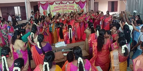 நெல்லை: 22 ஆண்டுகளுக்குப்பின் சமூக வலைதளம் மூலம் ஒன்றுசேர்ந்த கல்லணை பள்ளி மாணவிகள்!