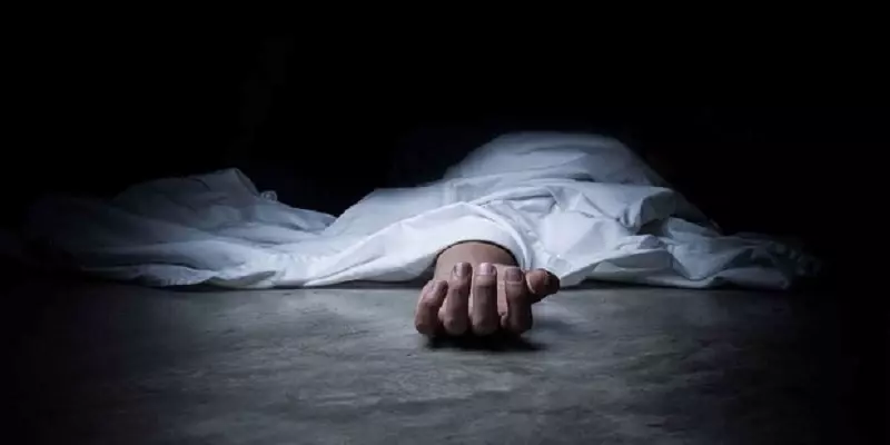 கை கழுவியபோது விபரீதம் - நீச்சல் தெரியாததால் குளத்தில் மூழ்கி உயிரிழந்த கல்லூரி மாணவர்கள்