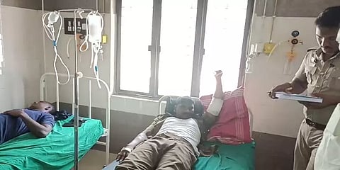 பையை போட்டுவிட்டு தப்பிய நபர்.. சோதனையின்போது வெடித்த மர்ம பொருள்.. 2 காவலர்கள் படுகாயம்