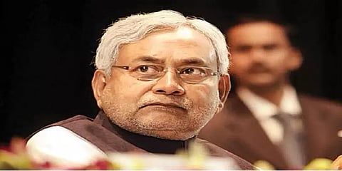 பலத்த பாதுகாப்பையும் மீறி முதல்வர் நிதிஷ் குமார் மீது திடீர் தாக்குதல் - பிகாரில் பரபரப்பு