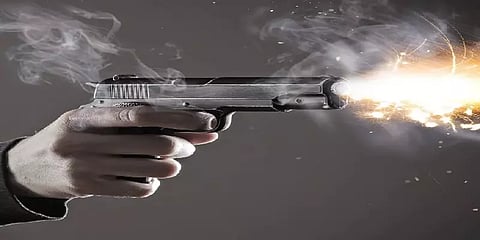 என்னது மாட்டு இறைச்சி காலியா? ஆத்திரத்தில் துப்பாக்கியால் சுட்ட இளைஞர் - ஒருவர் பலி