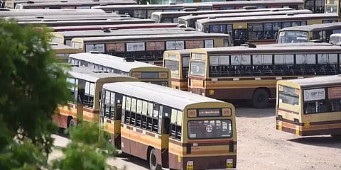 தொழிற்சங்க கூட்டமைப்பின் வேலைநிறுத்தத்தால் முடங்கிய பேருந்து சேவைகள்... மக்கள் அவதி