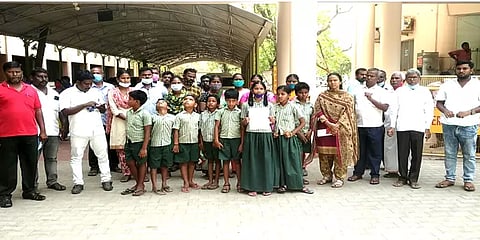 மாணவ, மாணவிகள் கழிவறையை சுத்தம் செய்த விவகாரம்: ஆசிரியை மீது நடவடிக்கைக் கோரி மனு