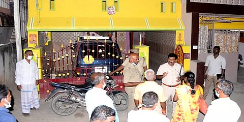 குடும்பத்துடன் கோயிலுக்குச் சென்று திரும்பிய வியாபாரிக்கு காத்திருந்த அதிர்ச்சி