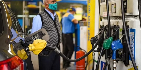 8 நாள்களில் 7வது முறை பெட்ரோல், டீசல் விலை உயர்வு... அத்தியாவசிய பொருட்களும் விலை உயருமா?