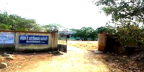 பள்ளி மாணவி கழிவறையை சுத்தம் செய்யும் அவலம்: நிர்வாகத்திடம் தீவிர விசாரணை