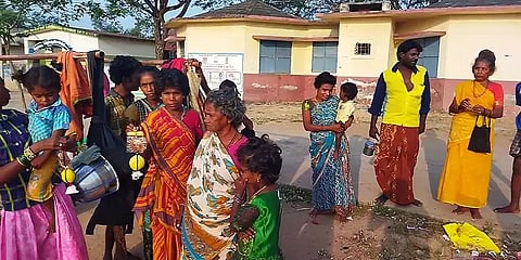 ‘பிள்ளைகளையாச்சும் படிக்க வைக்கலாம்னா, ஸ்கூல்ல சேர்க்கவே மறுக்கிறாங்க’- ஆதிகுடிகள் வேதனை