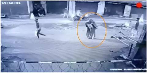 சிஆர்பிஎஃப் முகாம் மீது குண்டுவீசிய புர்கா அணிந்த பெண்