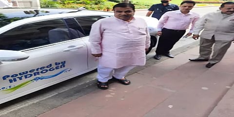 இந்தியாவில் முதல்முறையாக ஹைட்ரஜனில் இயங்கும் காரில் நாடாளுமன்றம் வந்த நிதின் கட்கரி!