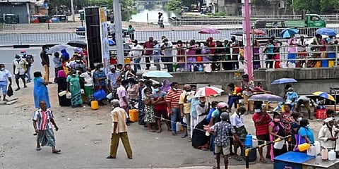 இலங்கையில் எரிபொருள் தட்டுப்பாடு பிரச்னை தீவிரம் - மக்கள் போராட்டம்