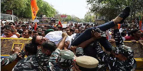 'காஷ்மீர் ஃபைல்ஸ்' விமர்சனம் - கேஜ்ரிவால் வீட்டுக்குள் அத்துமீறி நுழைய முயன்ற பாஜகவினர்