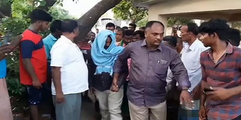 திருச்சி: லஞ்சம் வங்கிய விஏஓ - மறைந்திருந்து கையும் களவுமாக பிடித்த லஞ்ச ஒழிப்புத்துறை