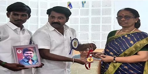 நீட் பயிற்சியளித்து மருத்துவ மாணவிகளாக்கிய ஆசிரியர்களைக் கெளரவித்த விஜய் மக்கள் இயக்கம்