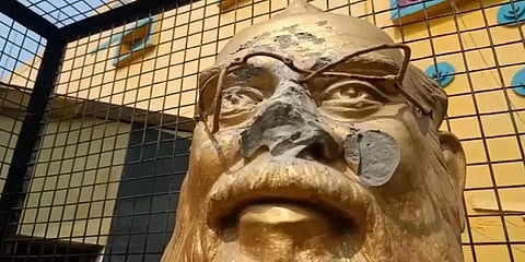 விழுப்புரத்தில் பெரியார் சிலை மர்ம நபர்களால் சேதம் - போலீசார் விசாரணை