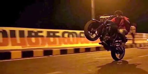 பைக் ரேஸில் ஈடுபடும் பள்ளி, கல்லூரி மாணவர்கள் - காவல்துறை எச்சரிக்கை