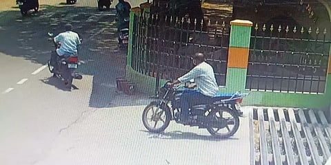 வேலூர்: பட்டப்பகலில் ஆட்சியர் அலுவலகத்தில் பைக் திருட்டு; போலீஸ் விசாரணை