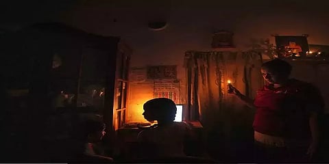 இலங்கை: 15 மணி நேரம் மின்தடை ஏற்படலாம் என எச்சரிக்கை