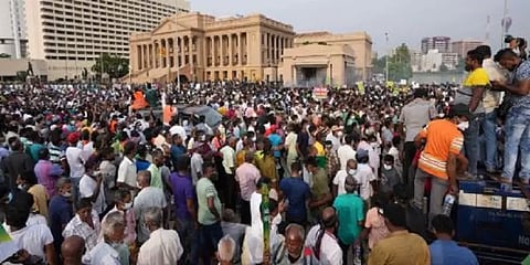 இலங்கை பொருளாதார சீர்குலைவு - கடுங்கோபத்தில் அதிபர் வீட்டை முற்றுகையிட்ட பொதுமக்கள்