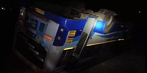 சிதம்பரம்: சாலையோர பள்ளத்தில் தலைகீழாகக் கவிழ்ந்த அரசுப்பேருந்து - 6 பேர் படுகாயம்