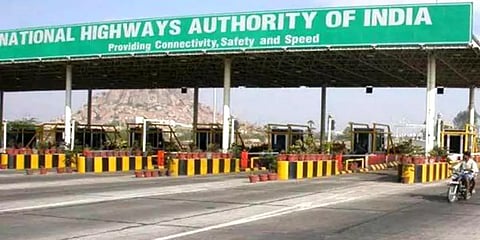 இரண்டு மடங்கு கட்டணம் கேட்பதா? கோபத்தில் டோல்கேட் ஊழியரை தாக்கிய பெண்