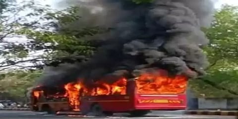 மகாராஷ்டிரா: சாலையில் சென்றுகொண்டிருந்த பேருந்தில் பற்றிய நெருப்பு