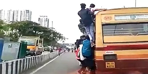 சென்னை: ஆபத்தை உணராமல் அலட்சியமாக பயணம் மேற்கொள்ளும் பள்ளி மாணவர்கள்