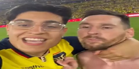 மைதானத்திற்குள் நுழைந்து வலுக்கட்டாயமாக செல்ஃபி - ரசிகரின் செயலால் கடுப்பான மெஸ்ஸி!