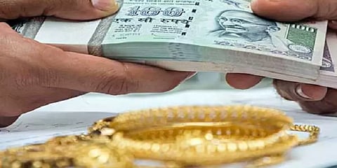 ‘நீங்க சொந்தக்காரர்; ரூ2000 கொடுத்தா போதும்’ .. வைரலான அலுவலரின் வீடியோ