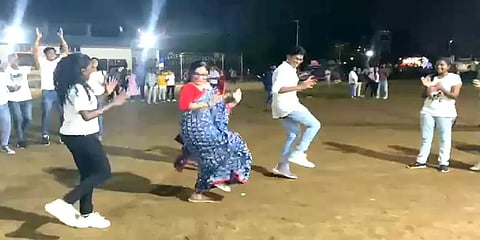 கேரளா: கல்லூரி விழாவில் மாணவ மாணவிகளுடன் நடனமாடி அசத்திய ஐஏஎஸ் அதிகாரி