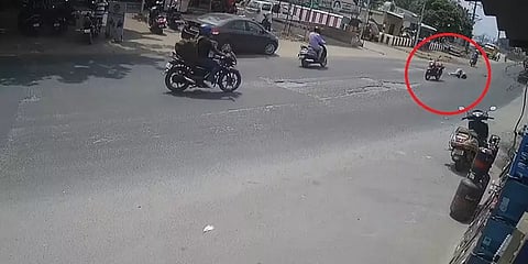 விபத்திற்குப்பின் ஆளின்றி சிறிது தூரம் சீராக சென்ற பைக் - சிசிடிவி காட்சிகள்